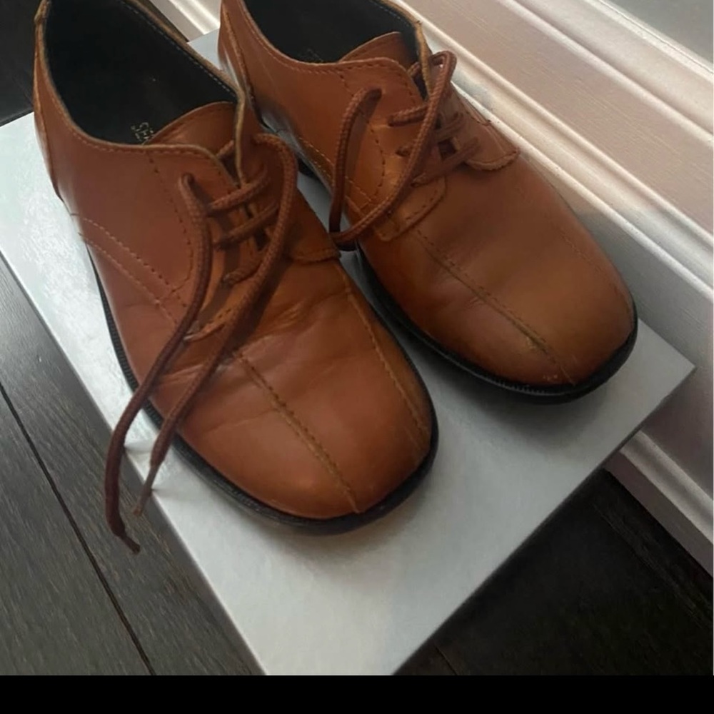 Brown Leather Dress Shoes with Rounded Toe and Lace-Up Closure